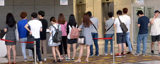 4일 오전  서울 구로디지털단지에 위치한 넷마블의 남성 직장인들이 폭염속에서 시원한 반바지 차림으로 출근하고 있다. 게임, 인터넷 등 IT 분야는 대표적인 ‘반바지 친화’ 업계다.
정희조 기자/checho@heraldcorp.com