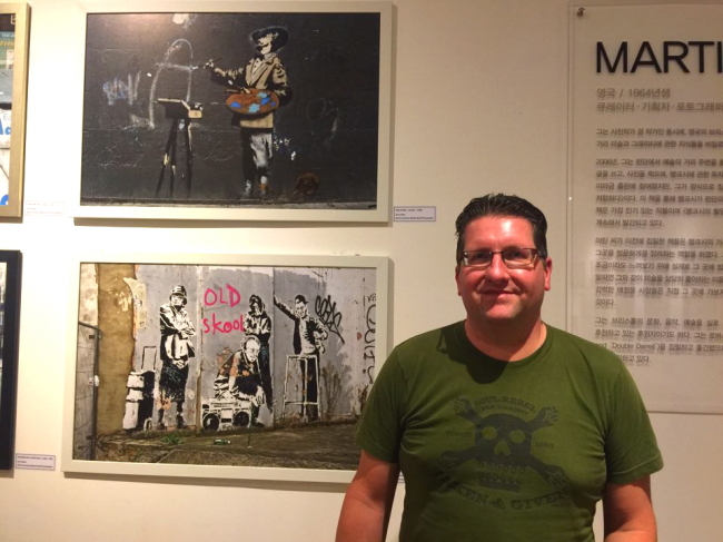 뱅크시의 작품을 사진으로 기록해온 작가 마틴불(Martin bull,47)이 인사동 아라아트센터에서 열리는 뱅크시 전시를 기념해 방한했다. [사진=헤럴드경제DB]