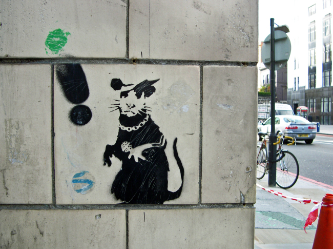 쥐(rat)는 뱅크시의 주요 소재중 하나다.도시 하급계층의 상징이기도 하나, 아트(art)를 한 글자만 뒤집으면 쥐(rat)가 된다. 10년 넘게 뱅크시 작품을 사진으로 기록한 마틴 불은 25종의 쥐가 있다고 설명했다. [사진제공=뱅크시코리아]