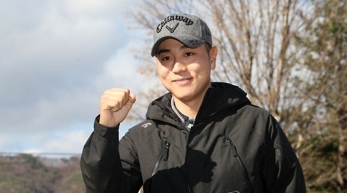 In this file photo taken on Nov. 17, 2015, South Korean golfer Bae Sang-moon poses for photos before entering the Army training center in Chuncheon, Gangwon Province. (Yonhap)