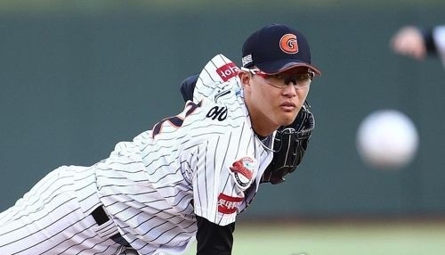 In this undated photo provided by the Lotte Giants, right-hander Park Se-woong throws a pitch for the Korea Baseball Organization club. (Yonhap)