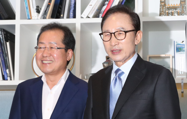 Former President Lee Myung-bak(right). Yonhap