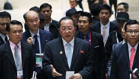 North Korean Foreign Minister Ri Yong-ho (C) (Yonhap)