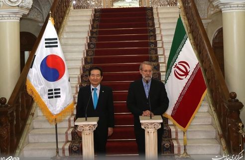 National Assembly Speaker Chung Sye-kyun (L) and his Iranian counterpart Ali Larijani pose for a photo provided by Iran's parliament (Yonhap)