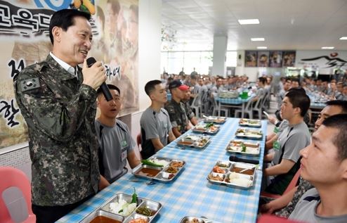 Defense Minister Song Young-moo speaks to new soldiers at the training camp of the Army's 28th Division in Paju, Gyeonggi Province, on Aug. 5, 2017, in this photo provided by his ministry. (Yonhap)