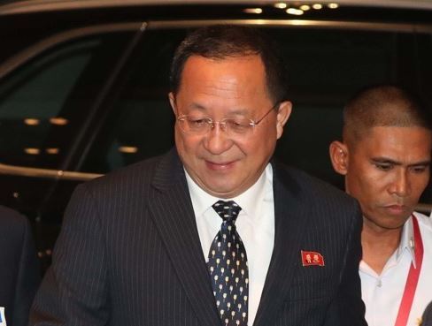 North Korean Foreign Minister Ri Yong-ho walks into a hotel in Manila after stepping out of a car on Aug. 6, 2017. (Yonhap)