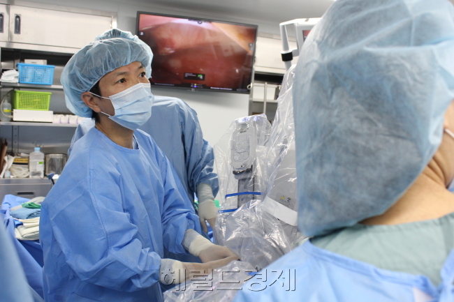 [사진설명=의료진이 로봇수술을 이용해 시술을 하고 있다. 제공=헤럴드경제DB]