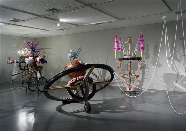 민성홍, 다시락(多侍樂), 2016, found objects, ceramic, acrylic on wood, wheel, light, dimension variable
[사진제공=민성홍]