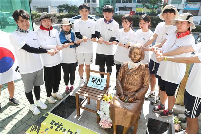 흥사단 소속 청년ㆍ학생들이 7일 부산 일본영사관 앞 소녀상에서 새끼손가락을 걸고 반드시 한일 위안부 재협상을 끌어내도록 노력하겠다는 의미의 약속 퍼포먼스를 벌이고 있다. 이들은 부산을 시작으로 서울까지 16박 17일 동안 820㎞를 걷는 전국 소녀상 순례길을 떠났다.  [연합뉴스]