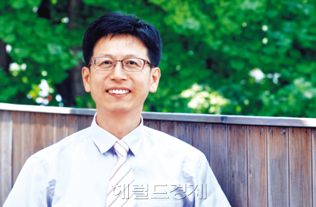 이광조 영양학 박사ㆍ한국채식영양연구소 소장, 그는 채식이 현대인의 몸과 마음을 치유하기 위해 필요하다고 주장한다.    윤병찬 기자/yoon4698@heraldcorp.com