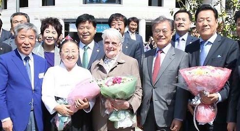 In this photo released by the Goheung municipality on Aug. 7, 2017, sister Marianne Stoeger (C, front) from Austria poses for a photo with people including President Moon Jae-in (2nd from R, front), then former leader of the ruling Democratic Party, after receiving honorary citizenship of the southwestern South Korean town on May 16, 2016. (Yonhap)