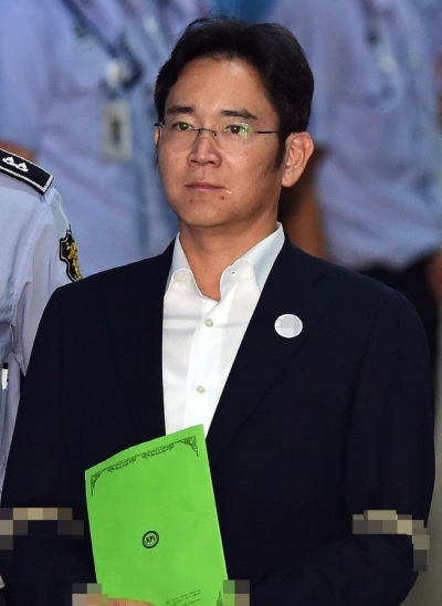 이재용 삼성전자 부회장이 7일 오후 서울중앙지법에서 열린 자신의 결심공판 참석을 위해 출석하고 있다.