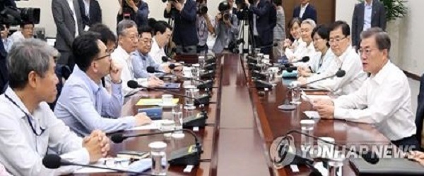 South Korean President Moon Jae-in (R) speaks at a weekly meeting with his top secretaries held at his office Cheong Wa Dae on Aug. 7, 2017. (Yonhap)