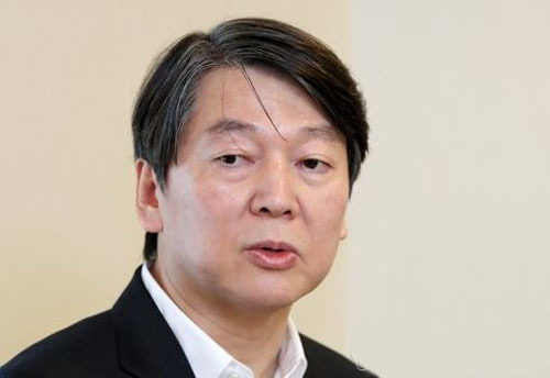 Ahn Cheol-soo, the former presidential candidate of the minor opposition People's Party, speaks during a meeting with party members in Seoul on Aug. 7, 2017. (Yonhap)