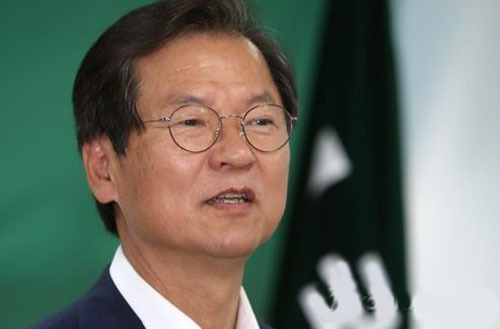 Chun Jung-bae, the former party co-chair of the minor opposition People's Party, speaks during a meeting with party members in Muan, 385 kilometers south of Seoul, on Aug. 7, 2017. (Yonhap)