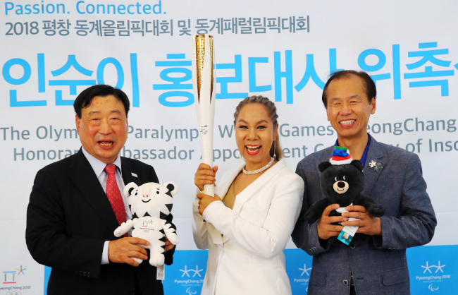 From left: President of the PyeongChang Olympics organizing committee Lee Hee-beom, PyeongChang 2018 Honorary Ambassador Insooni, and Gangwon Province Governer Choi Moon-soon. Yonhap
