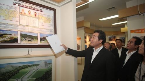 Prime Minister Lee Nak-yon takes a tour of the Committee for the Five Northern Korean Provinces in Seoul on Aug. 7, 2017. (Yonhap)