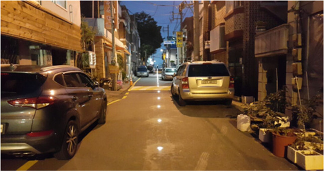 성남시 태평2동 골목길에 솔라표지병이 설치돼 주택가를 밝히고 있다
성남시 태평2동 골목길에 솔라표지병이 설치돼 주택가를 밝히고 있다