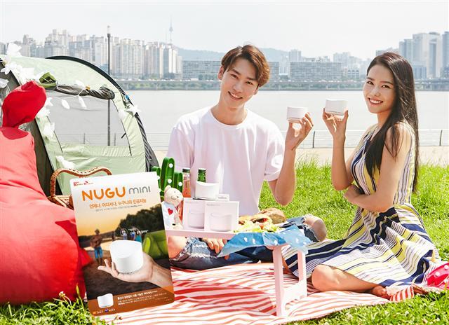 SK텔레콤 모델들이 야외에서 사용할 수 있는 인공지능(AI) 스피커 ‘누구 미니’ 출시를 알리고 있다.  [사진제공=SK텔레콤]