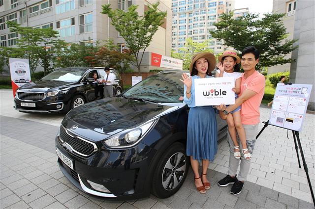 서울 구로구에 위치한 천왕연지타운2단지에서 기아차 모빌리티 서비스 브랜드 ‘위블(WiBLE)’ 론칭을 기념 촬영하고 있다.