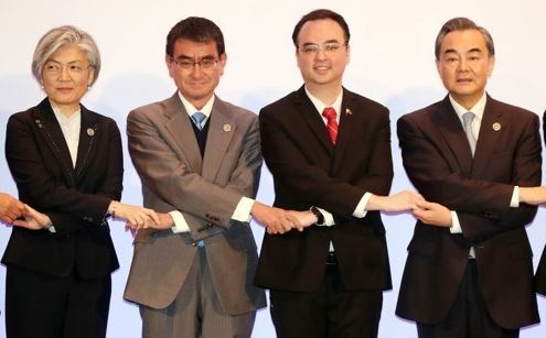 South Korean Foreign Minister Kang Kyung-wha (L), poses for a photo with Japanese Foreign Minister Taro Kono (2nd from L), Philippine Foreign Secretary Alan Peter Cayetano (2nd from R), and Chinese Foreign Minister Wang Yi (R) in Manila on Aug. 7, 2017. (Yonhap)