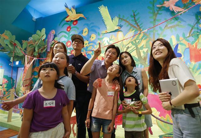 <YONHAP PHOTO-1821> 전시 관람하는 대림그룹 직원가족들 (서울=연합뉴스) 지난 7일 오후 대림그룹 직원 가족들이 서울 용산구 디뮤지엄에서 도슨트의 설명과 함께 '토드 셀비의 : 즐거운 나의 집' 전시를 관람하고 있다. 이번 행사는 대림그룹이 오는 10일까지 방학을 맞이한 직원가족들을 위해 기획된 문화예술체험 프로그램으로 대림산업·대림코퍼레이션·고려개발·삼호·대림C&S 등 각 계열사의 임직원 가족 500여명이 참여했다. 2017.8.8 [대림그룹 제공=연합뉴스] photo@yna.co.kr/2017-08-08 09:34:51/ <저작권자 ⓒ 1980-2017 ㈜연합뉴스. 무단 전재 재배포 금지.>
<YONHAP PHOTO-1821> 전시 관람하는 대림그룹 직원가족들 (서울=연합뉴스) 지난 7일 오후 대림그룹 직원 가족들이 서울 용산구 디뮤지엄에서 도슨트의 설명과 함께 '토드 셀비의 : 즐거운 나의 집' 전시를 관람하고 있다. 이번 행사는 대림그룹이 오는 10일까지 방학을 맞이한 직원가족들을 위해 기획된 문화예술체험 프로그램으로 대림산업·대림코퍼레이션·고려개발·삼호·대림C&S 등 각 계열사의 임직원 가족 500여명이 참여했다. 2017.8.8 [대림그룹 제공=연합뉴스] photo@yna.co.kr/2017-08-08 09:34:51/ <저작권자 ⓒ 1980-2017 ㈜연합뉴스. 무단 전재 재배포 금지.>