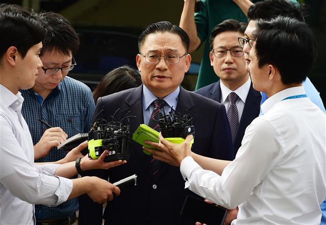 <YONHAP PHOTO-1989> 취재진 질문받는 박찬주 대장 (서울 사진공동취재단=연합뉴스) 공관병 '갑질' 의혹으로 군검찰에 소환된 박찬주 육군대장(제2작전사령관)이 8일 서울 용산구 국방부 검찰단에 피의자 신분으로 출석해 취재진의 질문을 받고 있다. 2017.8.8 photo@yna.co.kr/2017-08-08 10:29:56/ <저작권자 ⓒ 1980-2017 ㈜연합뉴스. 무단 전재 재배포 금지.>