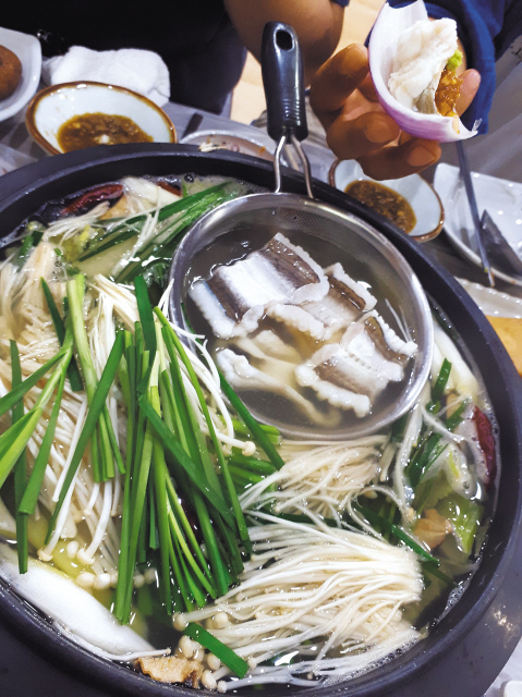 여수 밤바다 전경
여수낭만버스
길거리 버스킹
갯장어 샤브샤브