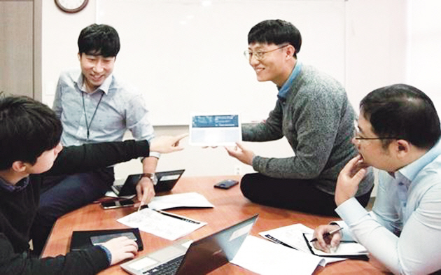롯데백화점은 신입사원아이디어를 바탕으로 ‘펫(pet) 비즈니스 프로젝트팀(가칭)’을 출범시켰다. 해당팀은 강희태 롯데백화점 대표 직속으로 운영된다. 사진은 롯데그룹 스마트 오피스 모습.