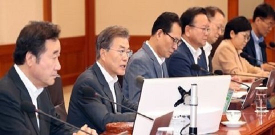 President Moon Jae-in (second from L) speaks at a weekly Cabinet meeting held at the presidential office on Aug. 8, 2017. (Yonhap)