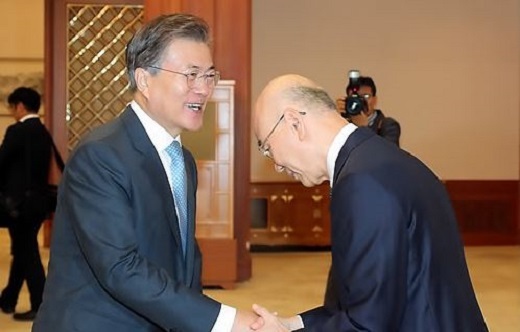 President Moon Jae-in (L) shakes hands with Lee Hyo-seong, the new chairman of the Korea Communications Commission, who was formally appointed to the post by the president in a ceremony held at the presidential office Cheong Wa Dae on Aug. 8, 2017. (Yonhap)