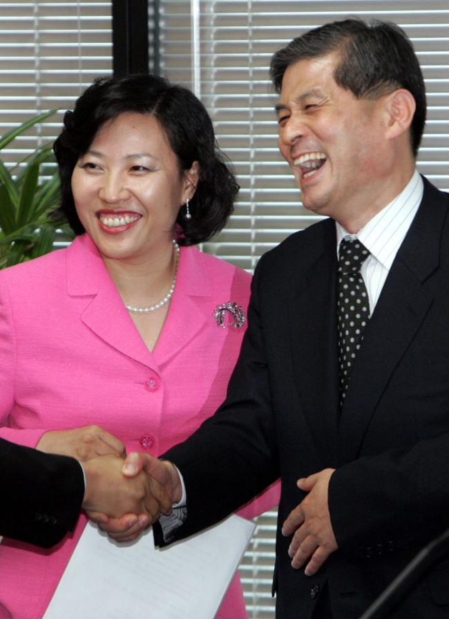 Chief of Science, Technology and Innovation Office Park Ky-young (left) is seen with Hwang Woo-suk at a science policy meeting in 2005. Yonhap