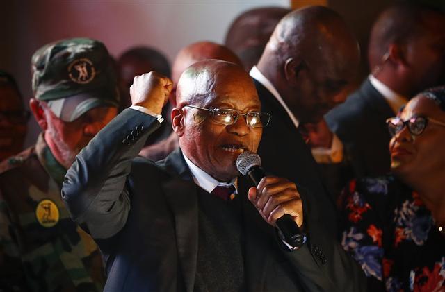 <YONHAP PHOTO-1025> epa06132451 South African president Jacob Zuma (C) after winning a vote of no confidence speaks to a crowd of his supporters outside parliament in Cape Town, South Africa 08 August 2017. The motion of no confidence voted on in parliament went in favor of the president. EPA/NIC BOTHMA/2017-08-09 05:55:40/ <저작권자 ⓒ 1980-2017 ㈜연합뉴스. 무단 전재 재배포 금지.>