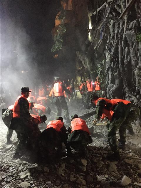 <YONHAP PHOTO-0485> (170809) -- JIUZHAIGOU, Aug. 9, 2017 (Xinhua) -- Rescuers work at a quake-hit tourist site in Zhangzha town, Jiuzhaigou County, southwest China's Sichuan Province, Aug. 9, 2017. A 7.0-magnitude earthquake struck a remote area in southwest China's Sichuan Province Tuesday night, leaving at least five people dead and more than 60 injured. (Xinhua/Zheng Lei) (wyl)/2017-08-09 05:18:39/ <저작권자 ⓒ 1980-2017 ㈜연합뉴스. 무단 전재 재배포 금지.>