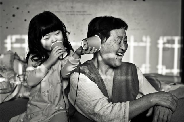 '우리家 사랑해’ 사진전 대상 ‘소통’ (사)한국청소년순결운동본부는 건강한 가족 사랑과 문화를 알리기 위해 행정자치부 후원으로 ‘우리家 사랑해’ 가족사진·운문 공모전을 열어 사진부문 대상에 ‘소통’(김경숙), 운문 대상에 ‘딸바보’(손병혁)·'부모와 자식’(김선)을 각각 선정했다. 총 600여점의 작품 중 수상작 20여편을 선정해 오는 11일까지 5호선 광화문역 대합실(1, 8번 출구 쪽 지하1층)에서 24시간 무료전시한다. <순결운동본부 제공> 2017.8.8 photo@yna.co.kr (끝)
'우리家 사랑해’ 사진전 대상 ‘소통’ (사)한국청소년순결운동본부는 건강한 가족 사랑과 문화를 알리기 위해 행정자치부 후원으로 ‘우리家 사랑해’ 가족사진·운문 공모전을 열어 사진부문 대상에 ‘소통’(김경숙), 운문 대상에 ‘딸바보’(손병혁)·'부모와 자식’(김선)을 각각 선정했다. 총 600여점의 작품 중 수상작 20여편을 선정해 오는 11일까지 5호선 광화문역 대합실(1, 8번 출구 쪽 지하1층)에서 24시간 무료전시한다. <순결운동본부 제공> 2017.8.8 photo@yna.co.kr (끝)