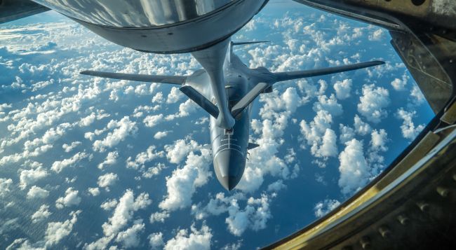 This handout photo taken and released by the US Air Force on July 30, 2017 shows a US Air Force B-1B Lancer receiving fuel from a KC-135 Stratotanker during a 10-hour mission from Andersen Air Force Base, Guam, into Japanese airspace and over the Korean Peninsula. (AFP-Yonhap)