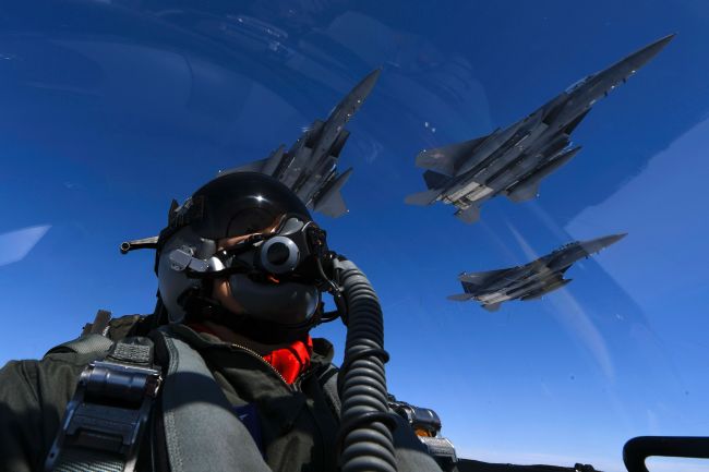 This handout photo taken and released by the US Air Force on July 30, 2017 shows a US Air Force pilot join up with Republic of Korea air force F-15s during a 10-hour mission from Andersen Air Force Base, Guam, into Japanese airspace and over the Korean Peninsula. (AFP-Yonhap)