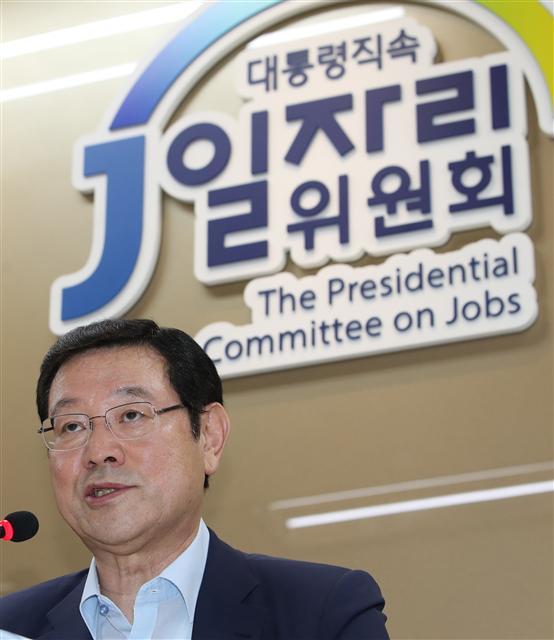 문재인 정부가 일자리 창출을 최우선 과제로 추진하고 있지만, 언제 성과가 나타날지는 불투명하다. 사진은 이용섭 대통령 직속 일자리위원회 부위원장이 8일 오후 서울 종로구 일자리위원회에서 제2차 회의를 마친 다음 관련 내용을 브리핑하는 모습.  [연합뉴스]