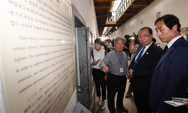 <YONHAP PHOTO-3811> 서대문형무소 옥사 살펴보는 일본 공명당 의원들 (서울=연합뉴스) 김인철 기자 = 광복절을 일주일 앞둔 8일 오후 서울 서대문형무소역사관에서 우오즈미 유이치로 참의원 등 일본 공명당 의원 일행이 형무소 전시관과 12옥사를 둘러보고 있다. 2017.8.8 yatoya@yna.co.kr/2017-08-08 18:20:16/ <저작권자 ⓒ 1980-2017 ㈜연합뉴스. 무단 전재 재배포 금지.>
<YONHAP PHOTO-3811> 서대문형무소 옥사 살펴보는 일본 공명당 의원들 (서울=연합뉴스) 김인철 기자 = 광복절을 일주일 앞둔 8일 오후 서울 서대문형무소역사관에서 우오즈미 유이치로 참의원 등 일본 공명당 의원 일행이 형무소 전시관과 12옥사를 둘러보고 있다. 2017.8.8 yatoya@yna.co.kr/2017-08-08 18:20:16/ <저작권자 ⓒ 1980-2017 ㈜연합뉴스. 무단 전재 재배포 금지.>