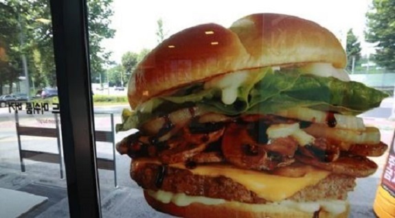 This file photo, taken on July 11, 2017, shows a McDonald's store in Seoul. (Yonhap)