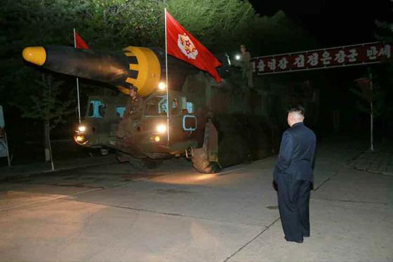 북한이 미국령 괌 주변을 중장거리탄도미사일(IRBM) 화성-12형으로 포위사격을 시사한 가운데 미국 국방부 산하 국방정보국(DIA)은 북한이 이미 대륙간탄도미사일(ICBM) 탑재 가능 핵탄두 소형화에 성공했다고 결론내린 것으로 알려졌다. 사진은 김정은 국무위원장이 지난 5월14일 화성-12형을 발사하기 전날 현장 지도하는 모습.  [헤럴드경제DB]
