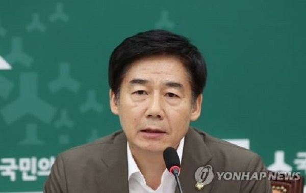 This photo, taken on Aug. 8, 2017, shows Lee Yong-ho, policy chief of the minor opposition People's Party, speaking during a party meeting at the National Assembly in Seoul. (Yonhap)