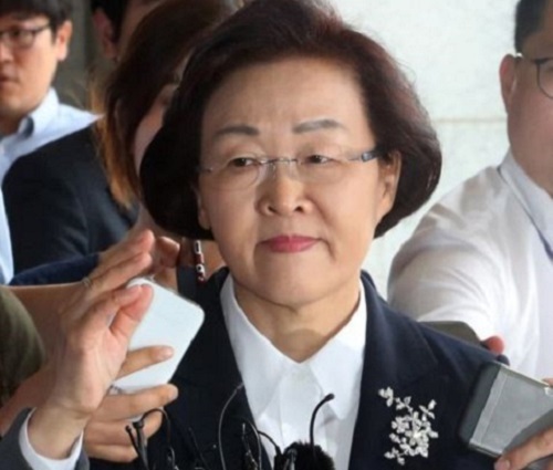 The file photo captures Shin Yeon-hee, the head of the Gangnam District Office, entering the prosecutors' office to face questioning upon a summons on June 21, 2017. (Yonhap)