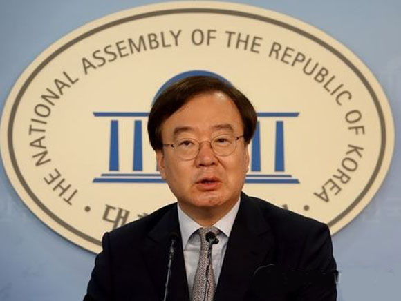 This photo, taken on July 21, 2017, shows Khang Hyo-shang, the spokesman of the main opposition Liberty Korea Party, speaking during a press conference at the National Assembly in Seoul. (Yonhap)