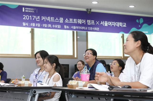 지난 8일 서울여대에서 열린 소프트웨어 캠프 참가자들이 컴퓨터 프로그래밍에 대한 강의를 듣고 있다. [사진제공=서울여대]