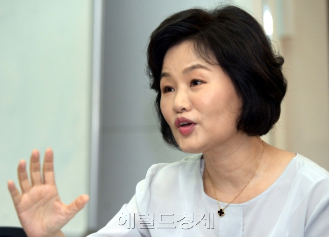 한현옥 클리오 대표는 20년 넘게 척박했던 국내 색조 화장품 시장을 개척하며, 업계 최전선을 진두지휘하는 경영자이다.  정희조 기자/checho@heraldcorp.com