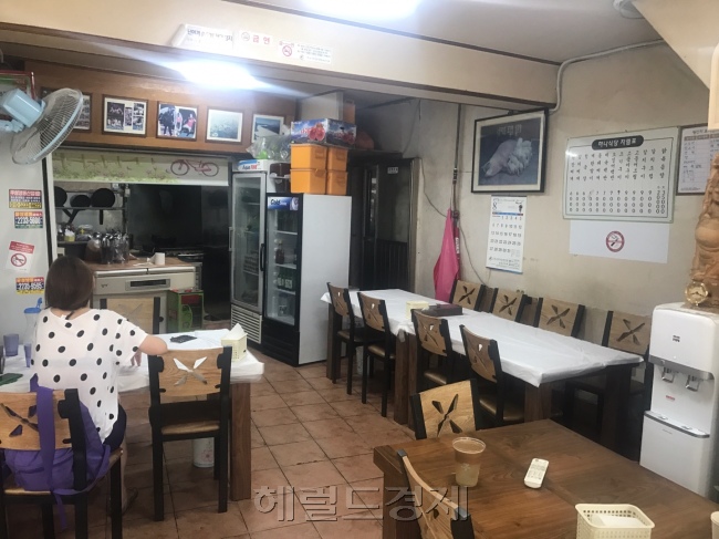 보광동 한 식당. 점심시간에 발 디딜틈이 없었다는 이곳도 불황을 피해갈 수 없었다. 오른쪽 작은 사진은 식당의 메뉴판. 재료값 폭등에 계란말이는 6000원→7000원, 오징어백반과 조기구이는 7000원→9000원으로 지난달 가격을 올렸다.