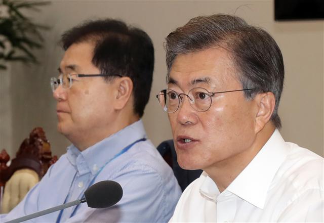 문재인 대통령이 10일 오전 청와대 여민관에서 열린 수석 보좌관 회의를 주재하고 있다. 문대통령은 이날 회의에서 “새 정부의 복지 확대 정책에 대해 막대한 재정 적자 없이 가능할지 궁금해하는 국민이 많다”며 “재원 대책을 꼼꼼하게 검토했고 올해 하반기부터 2022년까지 단계적으로 설계, 현실적으로 건전 재정을 유지하면서 감당할 최선을 선택한 것이란 걸 잘 홍보해달라”고 주문했다. 왼쪽은 정의용 국가안보실장.  [연합뉴스]