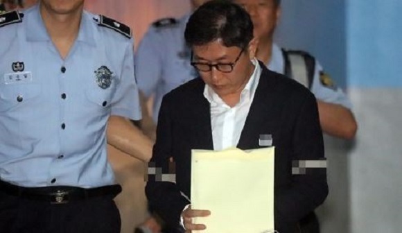 Kim Hyung-joon, a former prosecutor convicted of receiving bribes from a friend, enters the Seoul High Court ahead of his appeals ruling on Aug. 10, 2017. (Yonhap)