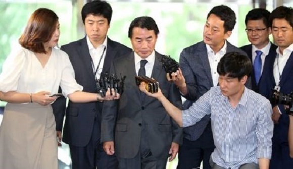 Rhee Jang-han (C), surrounded by reporters, enters a police building in central Seoul to face questioning over allegedly verbally abusing his private chauffeurs on Aug. 2, 2017. (Yonhap)